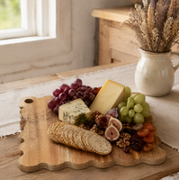 Tabla de cortar de madera de acacia con borde festoneado y patrón grabado para servir queso y charcutería