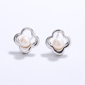 Pendientes de Perlas con Trébol de Cuatro Hojas en Plata S925, Joyería con Flores Huecas para Mujer, Uso Diario, Regalo - Product Image 3