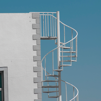 Escalier en L PRIMA : Aménagement Pratique Idéal pour les Espaces Intérieurs Étroits dans les Projets de Maisons Mitaines et d'Appartements