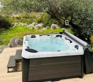 Jacuzzi Exterior con Aislamiento para Actividades Acuáticas Familiares, Sistema de Agua Caliente con Ozono y Sal, Baño Nutritivo para la Piel - Product Image 1