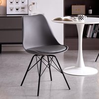 Chaises blanches en plastique pour hôtels, restaurants et églises, avec base en fer et housse de coussin souple, best-seller