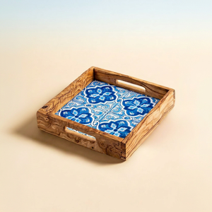 Plateau carré en bois avec motif floral bleu, fait main, pour la décoration de table et de la maison - Product Image 1