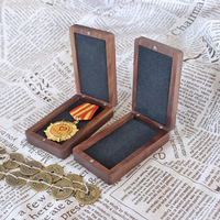 Boîte de présentation en bois de noyer massif pour pièces de monnaie avec doublure floquée, étui de rangement en bois personnalisé pour pièces commémoratives et badges