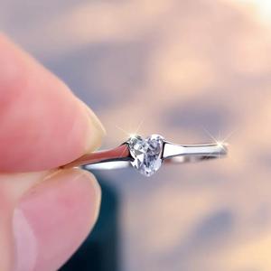 Anello con Diamante Taglio Cuore T0252 in Oro Bianco Naturale Colore G Classico Gioiello da Donna per Fidanzamento - Product Image 3