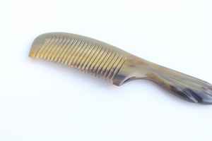 หวีผมทำจากเขาควายแบบดั้งเดิม ผลิตจากเขาควายธรรมชาติ ดีไซน์ฟันหวีเรียบ สำหรับผู้ชายและผู้หญิง ใช้สำหรับจัดแต่งทรงผมทุกวัน - Product Image 3