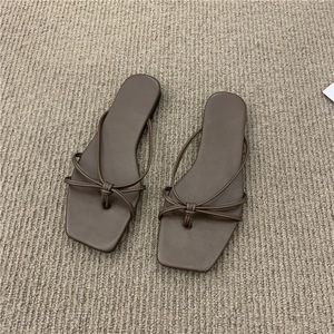 รองเท้าแตะส้นหนาหัวเหลี่ยมหนังแท้สีทองมีสไตล์พร้อมสายรัดไขว้ - Product Image 5