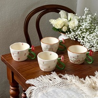 Tasse à café en céramique avec poignée fleur 3D, forme irrégulière façonnée à la main, motif floral peint à la main, style Cottagecore, cadeau pour femme