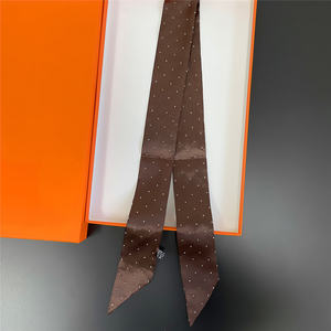 Joli foulard en soie crème à imprimé fraises rouges pour femme, accessoire capillaire, petit bandana carré imprimé numériquement sur mesure - Product Image 5