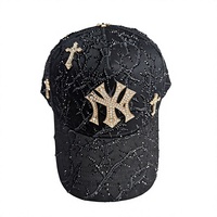 Casquette Snapback Noire Texture Dentelle Gothique avec Strass en Cristal, Badge Métallique NY et Patch Croix en Strass – Style Streetwear