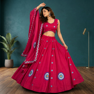 Conjunto de Lehenga Rosa Estampado para Boda con Dupatta Bordado, Blusa sin Mangas y Falda Línea A - Atuendo Étnico para Fiesta - Product Image 1