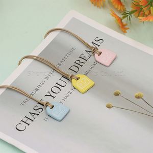 Marcapáginas de Cuero Sintético con Diseño de Taza de Café para Amantes de la Lectura - Product Image 5