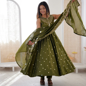 Ensemble Kurta et pantalon traditionnel indien pakistanais vert pour femme avec dupatta, coupe ample longue jusqu'au sol, tenue de mariage - Product Image 1