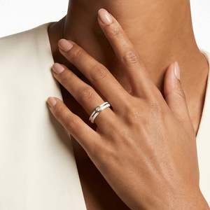 Anillo de Lujo Moderno de Dos Tonos en Negro y Oro para Mujer, Acero Inoxidable, Baño de Oro de 18K PVD, Engaste de Zirconia Solitaria, Resistente al Deslustre - Product Image 3