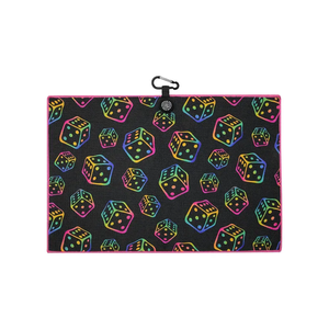Serviettes de golf imprimées noires à motif dés, en microfibre gaufrée, avec logo personnalisé magnétique et crochet – Offre spéciale - Product Image 1