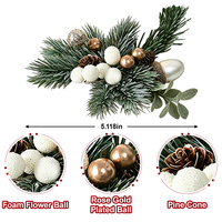 Décorations de Noël artificielles : Brindilles de pin givrées, boules dorées, baies blanches, cône de pin, écorce d'acorn, verdure d'hiver