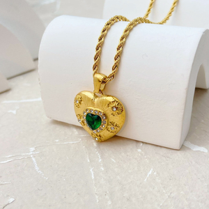 Bijoux faits à la main texturés en or 18 ct incrustés d'un pendentif en forme de <span class=keywords><strong>cœur</strong></span> en zircon émeraude <span class=keywords><strong>Le</strong></span> collier en acier inoxydable <span class=keywords><strong>ne</strong></span> se décolore <span class=keywords><strong>pas</strong></span> - Product Image 1