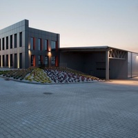 Showroom en acier préfabriqué innovant et imperméable |   Déploiement rapide, écologique et alimenté à l'énergie solaire |   Supermarché moderne dans un hôtel avec cour