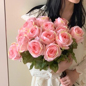 ช่อดอกกุหลาบสีชมพูประดิษฐ์ของหลิว ยี่เฟย ดอกไม้ผ้าไหมเสมือนจริงสำหรับตกแต่งงานแต่งงานและใช้เป็นพร็อพถ่ายรูป - Product Image 3