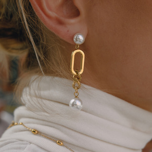 Pendientes colgantes con cadena dorada y perlas de imitación, diseño geométrico, uso diario - Product Image 3