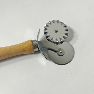 2 in 1 tekerlek paslanmaz çelik çift rulo pasta kesici Pizza kesici şehriye kesici ahşap saplı