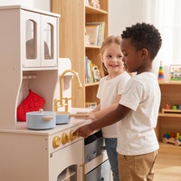 Cuisine de jeu d'imitation moderne en bois avec accessoires dorés, paniers de rangement et casseroles, jouet de cuisine pour enfants et tout-petits