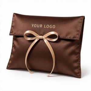 Bolsa de Papel Personalizada con Estampado Plateado de Lujo, con Lazo Elegante para Presentación de Regalos Premium - Product Image 1