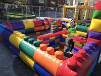 Équipement de terrain de jeu gonflable personnalisé pour enfants, pour l'intérieur et l'extérieur, avec clôture, mur et blocs de construction gonflables
