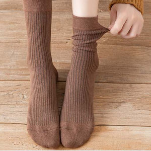 Chaussettes en coton bon marché OEM <span class=keywords><strong>de</strong></span> haute qualité à quantité minimale <span class=keywords><strong>de</strong></span> commande bas Fabricants <span class=keywords><strong>de</strong></span> chaussettes d'équipage pour femmes Chaussettes unies pour hommes à logo personnalisé - Product Image 4