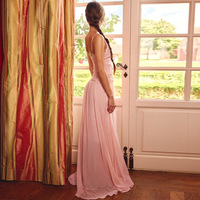 Robe longue en mousseline rose poudré LM R863 à col en V, bretelles spaghetti, taille froncée, fente haute et ourlet à volants – Idéale pour les vacances et les soirées