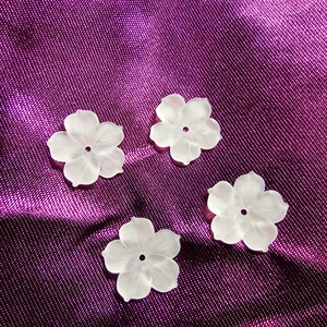 Cuarzo Natural Blanco Esmerilado en Forma de Flor F8 15-18mm, Gema Suelta para Diseño - Product Image 2