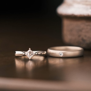 Anello di Fidanzamento di Lusso su Misura in Oro Massiccio 18K con Diamante Coltivato in Laboratorio - Set di Gioielli <span class=keywords><strong>Artigianali</strong></span> Colore D Purezza VVS - Product Image 6