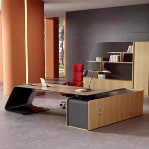 Escritorio <span class=keywords><strong>de</strong></span> Oficina Moderno y Lujoso <span class=keywords><strong>de</strong></span> Tablero <span class=keywords><strong>de</strong></span> Melamina XTKD-36 para Gerente/Jefe/Director Ejecutivo - Colores y Tamaños Personalizables, Proceso <span class=keywords><strong>de</strong></span> Sellado <span class=keywords><strong>de</strong></span> Bordes Completos - Product Image 1