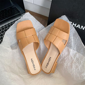 Sandalias de Verano de Alta Calidad para Mujer, Estilo Nuevo, Color Sólido, Tacón Bajo Grueso, Moda de Playa, Tejidas en Cuero con una Sola Correa - Product Image 5