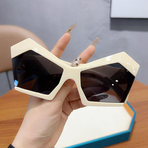 Lunettes de Soleil pour Femme Protection UV Style Sophistiqué pour Visage Large et Rond Rétro Monture Noire Verres Marron Uni 1255 - Product Image 2