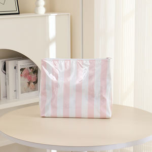 Bolsa <span class=keywords><strong>de</strong></span> Aseo <span class=keywords><strong>de</strong></span> Viaje con Logotipo Personalizado, Bolsa <span class=keywords><strong>de</strong></span> Cosméticos con Diseño <span class=keywords><strong>de</strong></span> Triángulo <span class=keywords><strong>a</strong></span> Rayas <span class=keywords><strong>de</strong></span> PVC al por Mayor - Product Image 1