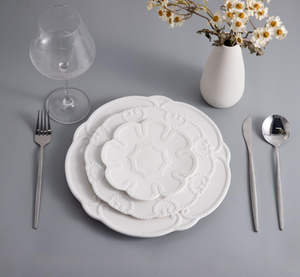 Ensemble d'assiettes à dîner en céramique blanche avec logo personnalisé en relief, pour mariage, banquet, hôtel de luxe, restaurant, fête, vaisselle en porcelaine - Product Image 1