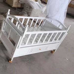 Luxe Babybedje Massief Hout Nieuw-Zeeland Dennenmateriaal Witte Kleur Afwerking Houten Babybedje Met Wielen - Product Image 3