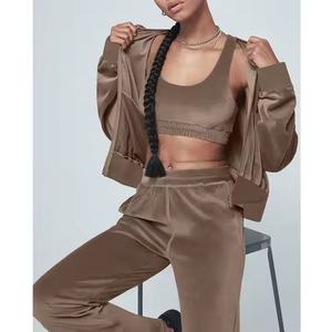 Ensemble trois pièces pour femme avec logo personnalisé, style décontracté sportif, comprenant un crop top, un sweat à capuche zippé et un pantalon de survêtement taille haute à jambe droite en velours - Product Image 1