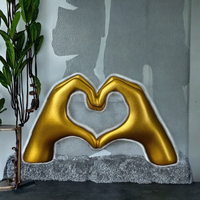 Statue de main en résine dorée Pop Art en forme de cœur, artisanat écologique durable, sculpture moderne faite à la main pour la maison, le bureau ou la table