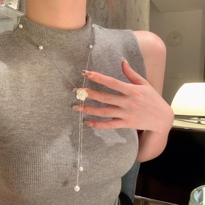Collier Pendentif Luxe en Alliage Fleur Camélia et Perles pour <span class=keywords><strong>Femme</strong></span>, Chaîne Longue Sportive pour <span class=keywords><strong>Pull</strong></span>, Bijoux Haut de Gamme - Product Image 1