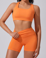 Ensemble de sport 2 pièces pour femme, personnalisé, séchage rapide, couleur unie, avec short de fitness taille haute style cycliste à effet froncé aux fesses et débardeur à col licou, logo frontal