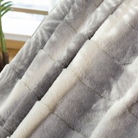 Jeté de lit doux quatre saisons en fausse fourrure de lapin brossée, imprimé dessin animé gris et blanc, double couche jacquard avec envers polaire