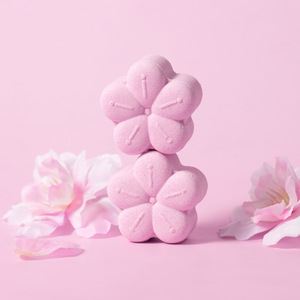 Bombe de bain parfumée LAIKOU Sakura - Bain moussant luxueux pour un nettoyage doux et une hydratation de la peau (30g) - Product Image 1