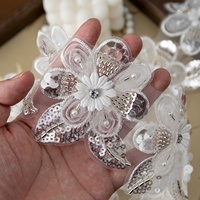 Dentelle florale en maille brodée de perles et de sequins argentés de 9 cm pour accessoires décoratifs faits main (pinces à cheveux/broches) et robes