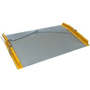 Plateforme de quai en aluminium légère équipée d'un dispositif de connexion pour chariot élévateur. Utilisée pour le chargement et le déchargement au quai. - Product Image 6