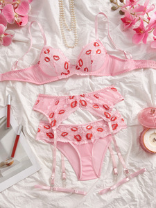 Collection de lingerie personnalisée pour la Saint-Valentin, soutien-gorge imprimé lèvres sensuelles avec dos à lacets, culotte transparente, ensemble 3 pièces - Product Image 3