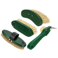 Boîte de toilettage équin personnalisée pour kit de toilettage de chevaux avec brosse corporelle, cure-ongles, brosse Dandy et peigne à crinière.