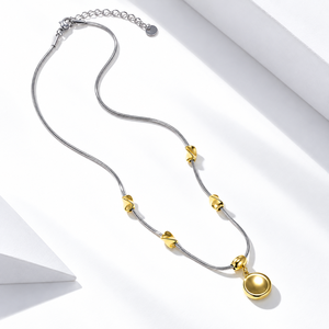 Collier pendentif rond bicolore en acier inoxydable plaqué or 14 carats sous vide avec chaîne serpent - Product Image 1