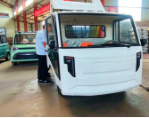 Camioneta Eléctrica <span class=keywords><strong>de</strong></span> 200-250kW con Batería <span class=keywords><strong>de</strong></span> Plomo-Ácido, Certificación COC/EEC, Plataforma Hidráulica Abatible, Eje Trasero Integrado <span class=keywords><strong>de</strong></span> 160 mm, Tracción 4x2, 30 km/h - Product Image 4