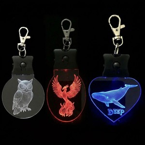 Porte-clés photo viral LED 7 couleurs RVB rechargeable, gravure laser holographique 3D, porte-clés en acrylique pour couples - Product Image 1